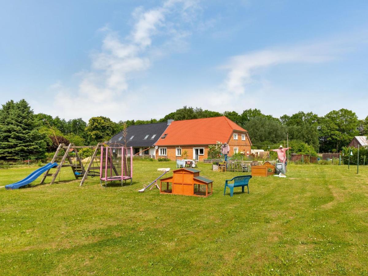 Snug Holiday Home In Divitz Spoldershagen Near Skydiving Exterior foto